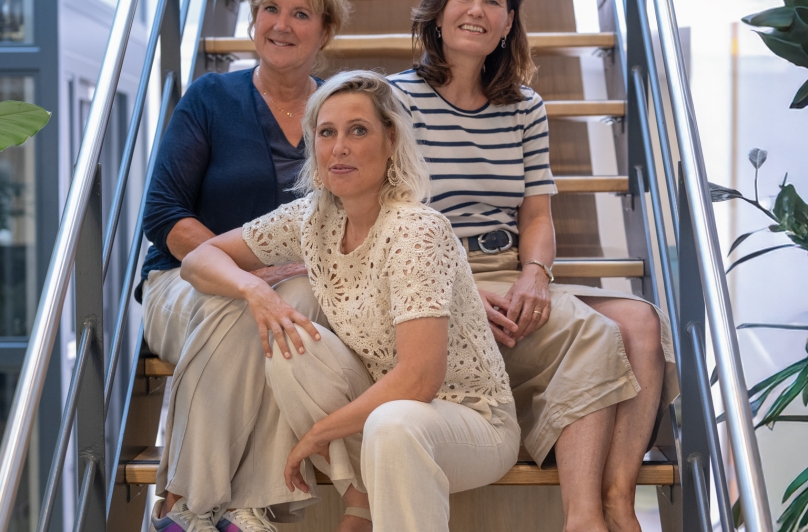 Vorig jaar januari voegde het samenwerkingsverband drie peuter/kleuter specialisten toe aan haar dienstverlening. Inmiddels zijn Hetty Kames, Ilona van Vliet en Els Hogervorst een vertrouwd gezicht geworden in de Zaanstreek. Zij helpen peuters voor wie dat niet vanzelfsprekend is een kansrijke start te maken in het basisonderwijs.