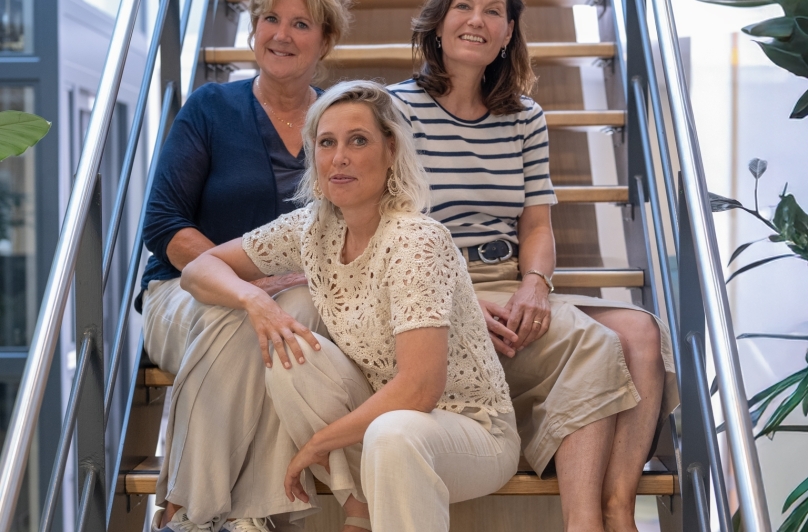 Vorig jaar januari voegde het samenwerkingsverband drie peuter/kleuter specialisten toe aan haar dienstverlening. Inmiddels zijn Hetty Kames, Ilona van Vliet en Els Hogervorst een vertrouwd gezicht geworden in de Zaanstreek. Zij helpen peuters voor wie dat niet vanzelfsprekend is een kansrijke start te maken in het basisonderwijs.